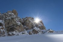 Le soleil se lève derrière les sommets de Piciodel, Fanes, Parc naturel des Fanes-Sennes-Prags, Dolomites, Trentin-Haut-Adige, Italie — Photo de stock