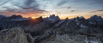 Salida del sol fotografiada desde la cumbre de La Ra Gusela, Dolomitas, Véneto, Italia - foto de stock