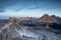 Alpenglow en los picos de Averau, Nuvolau y Tofane, Ra Gusela, Dolomitas, Veneto, Italia - foto de stock