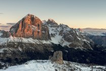 Alpenglow sulle cime delle Tofane, Nuvolau, Dolomiti, Veneto, Italia — Foto stock