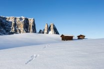Paisagem de inverno no Alpe di Siusi / Alm Seiser com os picos do Sciliar, Alpe di Siusi, Dolomites, Trentino-Alto Adige, Itália — Fotografia de Stock