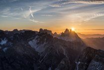 Salida del sol en el Tre Cime di Lavaredo, Picco di Vallandro, Prato Piazza, Dolomitas, Trentino-Alto Adige, Italia - foto de stock