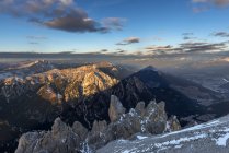 O cume lança sua sombra no Vale Pustertal, Picco di Vallandro, Dolomites, Trentino-Alto Adige, Itália — Fotografia de Stock