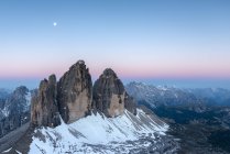 Crepúsculo sobre el Tre Cime di Lavaredo, Dolomitas, Trentino-Alto Adigio, Italia - foto de stock