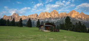 Cabane de montagne dans les pâturages de Colbleggio, en arrière-plan les sommets du groupe Catinaccio / Rosengarten, Carezza, Dolomites, Trentin-Haut-Adige, Italie — Photo de stock