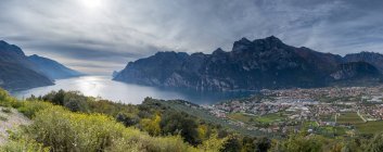 Riva del Garda vista desde Monte Brione, Riva del Garda, Lago de Garda, Trentino-Alto Adigio, Italia - foto de stock