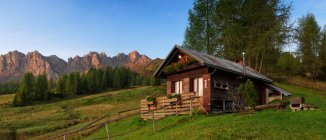 Cabin at sunrise, Vigo, Cadore, Dolomites, Alps, Veneto, Italy — Stock Photo