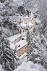 Santuario de San Romedio en invierno, Coredo, Non Valley, Trentino-Alto Adigio, Italia - foto de stock