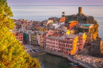 Vista panorámica al atardecer, Vernazza, Parque Nacional Cinque Terre, Ligury, Italia - foto de stock