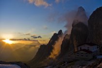 Tramonto alpino a Fonda-Savio-Hutte, Alta Pusteria Dolomiti, Belluno, Cadini di Misurina, Veneto, Italia, Europa — Foto stock