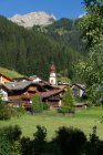 Borgo montano, Val di Fassa, Dolomiti, Trentino, Italia, Europa — Foto stock