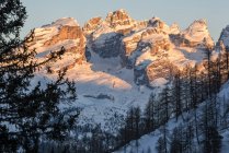 Італія, Трентіно Альто-Адідже, Мадонна-ді-Кампільйо, захід сонця над групою Брента в зимовий день. — стокове фото