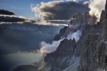 Nuages dans la vallée au coucher du soleil, Bocca di Brenta, Dolomites de Brenta, Parc naturel Adamello Brenta, Trentin, Italie, Europe — Photo de stock