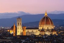 Basilica di Santa Maria Novella nel centro di Firenze alle prime luci della sera, Firenze, Toscana, Italia, Europa — Foto stock