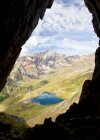 Lago Nero a Gaviapass da una spaccatura di guerra tra le rocce di montagna, Valfurva, Valtellina, Lombardia, Italia, Europa — Foto stock