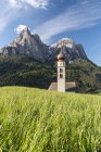 The church of St. Valentin in Kastelruth/Castelrotto. In the background the jagged rocks of the Schlern/Sciliar, Kastelruth / Castelrotto, Dolomites, Trentino-Alto Adige, Italy, Europe — Stock Photo