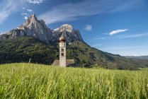 The church of St. Valentin in Kastelruth/Castelrotto. In the background the jagged rocks of the Schlern/Sciliar, Kastelruth / Castelrotto, Dolomites, Trentino-Alto Adige, Italy, Europe — Stock Photo