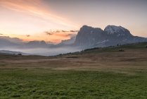 Seiser Alm, Dolomiten, Altoadige, Italien, Europa. Blick von der Seiser Alm auf die Gipfel von Langkofel und Plattkofel — Stockfoto