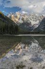 Lago Landro mit den Gipfeln der Cistallo-Gruppe bei Sonnenuntergang, Carbonin, Dolomiten, Trentino-Alto adige, Italien, Europa — Stockfoto