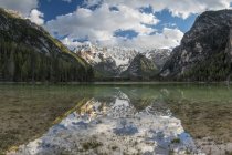 Lago Landro con los picos del grupo Cistallo al atardecer, Carbonin, Dolomitas, Trentino-Alto Adigio, Italia, Europa - foto de stock