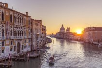 Gran Canal e Santa Maria della Salute Igreja ao nascer do sol, Veneza, Veneto, Itália, Europa — Fotografia de Stock