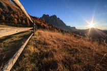 A última luz uma malga Gampen, no fundo o grupo Odle, Vale de Funes, Trentino-Alto Adige, Itália, Europa — Fotografia de Stock