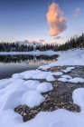 Bosques y picos nevados se reflejan en Pal Lake al amanecer, Valle de Malenco, Valtellina, Lombardía, Italia, Europa - foto de stock