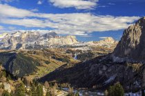 As madeiras coloridas enquadram a paisagem e os picos altos no outono Gardena Pass, Trentino-Alto Adige, Itália, Europa — Fotografia de Stock