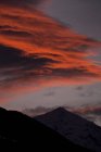 Nuvens colorir o céu ao pôr do sol acima do Monte Legnone inferior, Morbegno, Valtellina, Lombardia, Itália, Europa — Fotografia de Stock