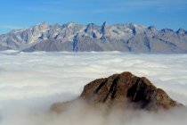 Blick vom azzarini-berg auf einen wolkenteppich, der das untere valtellina im herbst bedeckt, san marco pass, albaredo, bitto tal, lombardei, italien, europa — Stockfoto