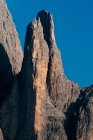 El hermoso Pico Pequeño de Lavaredo iluminado por el sol de la tarde. Este pico es famoso en todo el mundo por ser los mejores escaladores en la historia de la escalada, Auronzo di Cadore, Dolomitas, Veneto, Italia, Europa - foto de stock