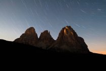 Startrail sur le groupe Sassolungo dans une nuit sans lune dans les Dolomites, Sella Pass, Fassa Valley, Dolomites, Trentin, Italie, Europe — Photo de stock