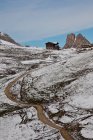 O caminho sinuoso que leva ao Refúgio Sassopiatto Plattkofel Hutte após uma queda repentina de neve, Sella Pass, Fassa Valley, Dolomites, Trentino, Itália, Europa — Fotografia de Stock