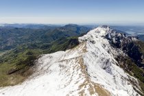 Luftaufnahme der schneebedeckten Bergrücken von Grignetta und Resegone mit dem See im Hintergrund, Lombardei, Italien, Europa — Stockfoto