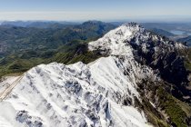 Vista aérea de las crestas nevadas de Grignetta y Resegone con el lago en el fondo, Lombardía, Italia, Europa - foto de stock