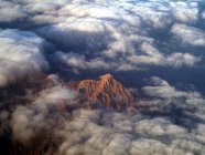 Воздушная съемка южного солнечного света Grigna появляется из облаков, Grigna Group, Альпы, Ломбардия, Италия, Европа — стоковое фото