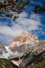 O colorido pico Croda Rossa d 'Ampezzo (3146 m) entre o Vale Braies e o Vale Landro (Val di Braies e Val di Landro) na fronteira entre Alto Adige e a província de Belluno no Ampezzo Dolomites, Trentino-Alto Adige, Itália, Eur — Fotografia de Stock