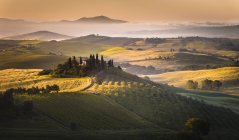 Lever de soleil sur la ferme et les collines, Podere Belvedere, San Quirico d'Orcia, Val d'Orcia, Toscane, Italie, Europe — Photo de stock