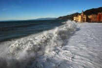 Vista desde el mar en el pueblo de Camogli, Italia; Europa - foto de stock