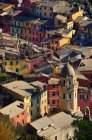 Chiesa di Santa Margherita e Vernazza paesaggio urbano, Liguria, Italia, Europa
, — Foto stock