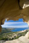 Palau y, vista desde el granito Bear Rock domina Palau, Bocche di Bonifacio, Archipiélago de la Maddalena, Cerdeña, Italia, Europa - foto de stock