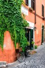 Улица Виа Гарибальди, район Трастевере, Рим, Лампедуза, Италия, Европа — стоковое фото