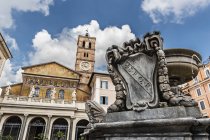 Barockbrunnen von Bramante und Kirche von Santa Maria in Trastevere, Piazza Santa Maria in Trastevere Platz, Bezirk von Trastevere, Rom, Latium, Italien, Europa — Stockfoto