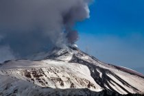 Вулкан Етна в виверження, вид з Малабьотта, Сицилія, Італія, Європа — стокове фото