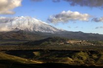 Landschaft mit Maletto-Dorf und Ätna-Vulkan, Sizilien, Italien, Europa — Stockfoto