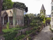 Головний вхід до вілли Чімброне, яка століттями була аристократичною резиденцією, тепер є ексклюзивним, вишуканим готелем де Шарме. Ravello, Amalfi Coast, Campania, Italy, Europe — стокове фото