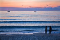 Praia, Cefal, Sicília, Itália ao pôr-do-sol — Fotografia de Stock