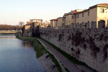 ITALIA, TOSCANA edificios de la ciudad en el río - foto de stock