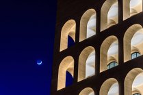 Palazzo della civilta italiana Palast oder quadratisches Kolosseum in der Abenddämmerung, eur, rom, lazio, italien, europa — Stockfoto