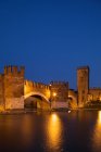 Міст скалігеро або міст Понте Веккіо над річкою Адідже біля замку Кастельвеккьо вночі, Верона, Венето, Італія, Європа — стокове фото